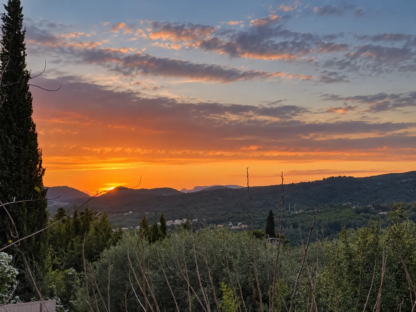Coucher de soleil sur les collines