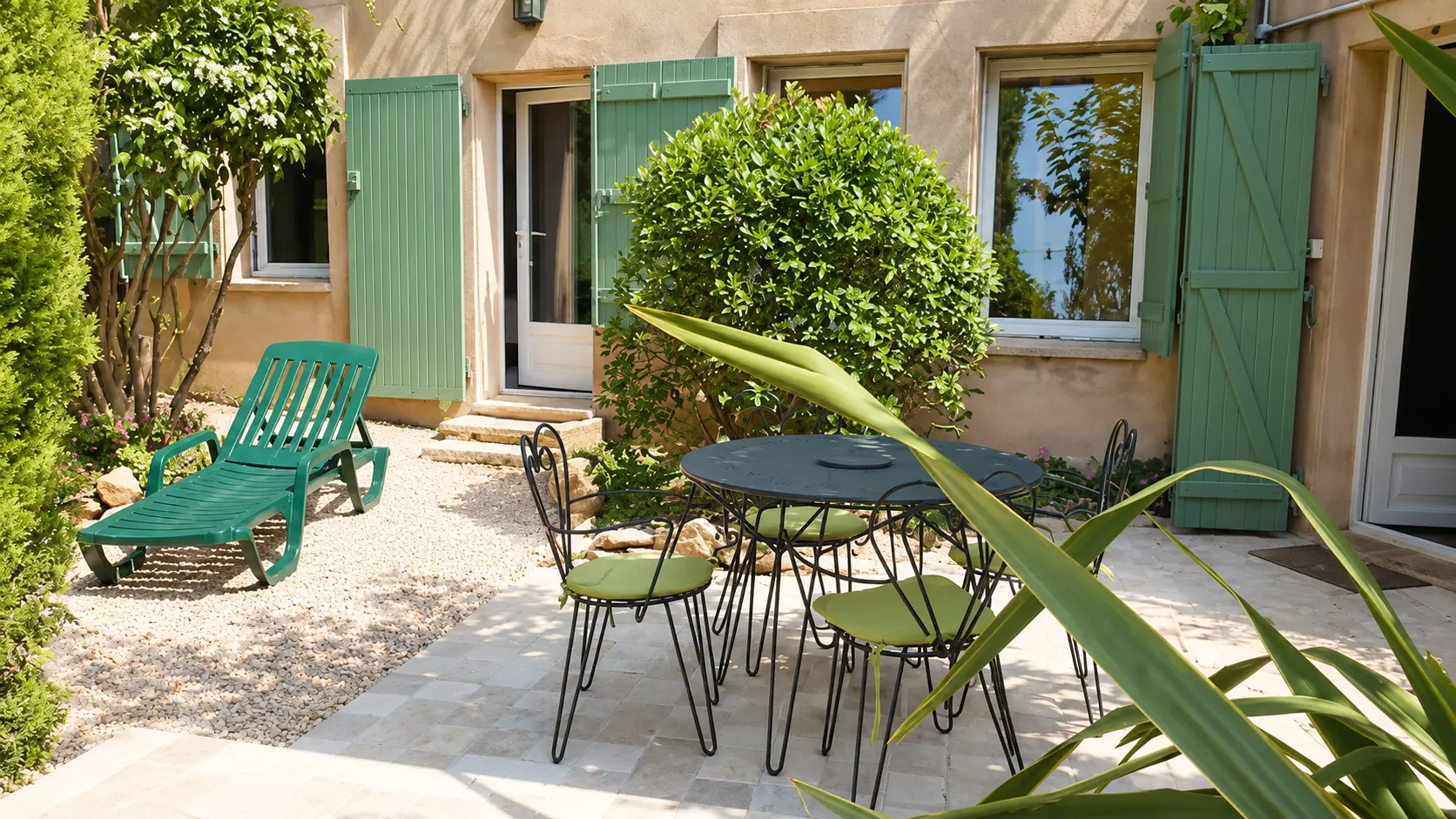 La terrasse au pied des volets verts
