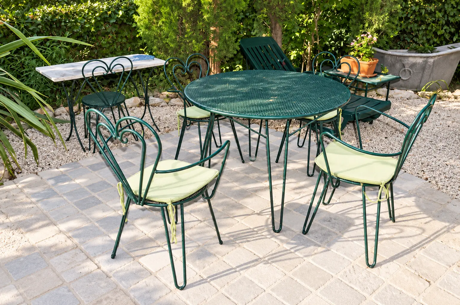 La terrasse et son salon de jardin en fer forgé
