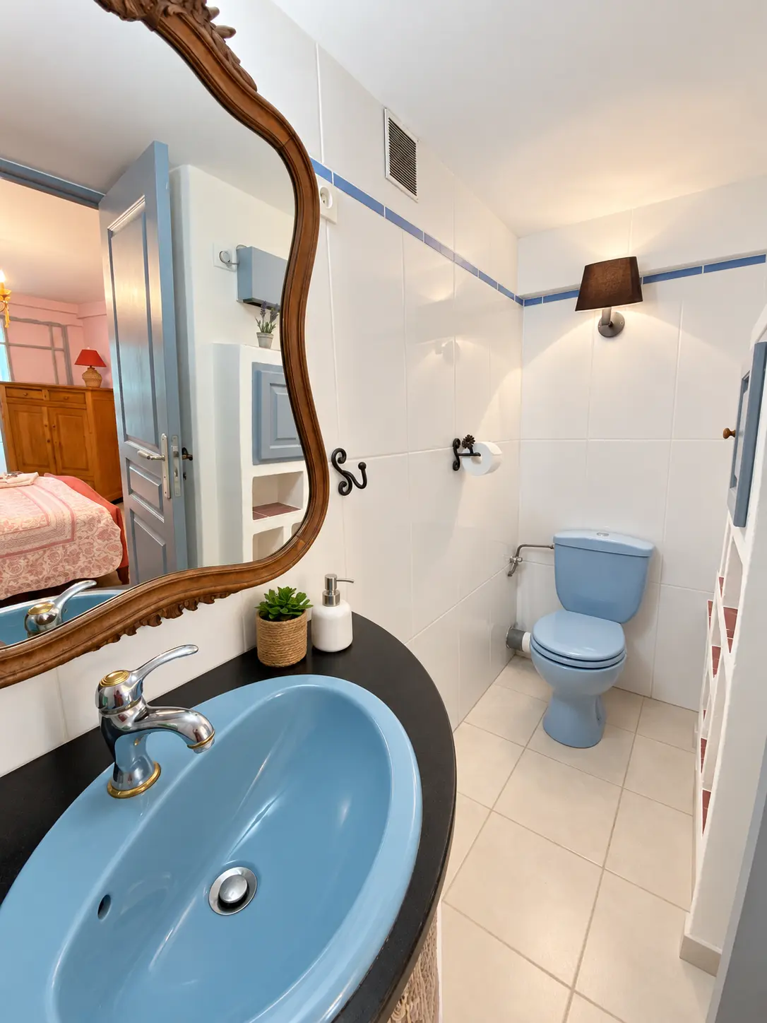 La salle de bain bleue et son miroir ancien