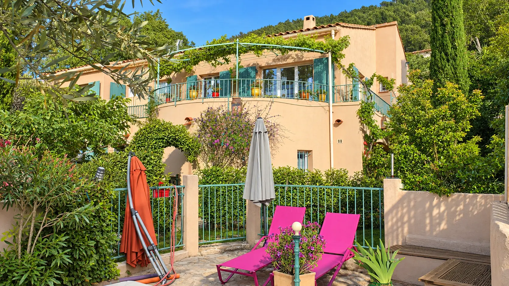Le mas et sa terrasse