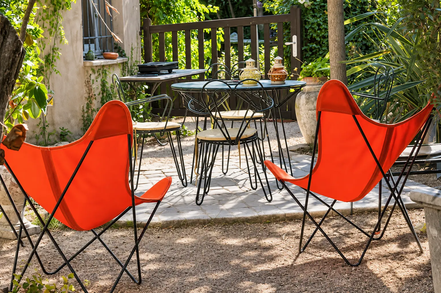 Fauteuils papillon et table en fer forgé