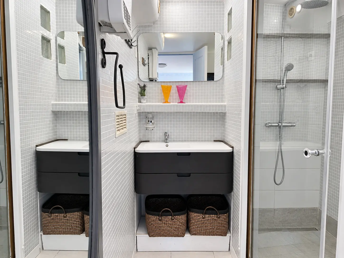 Salle d'eau avec douche