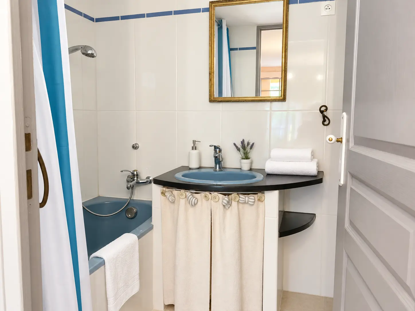 La salle de bain de la chambre bleue